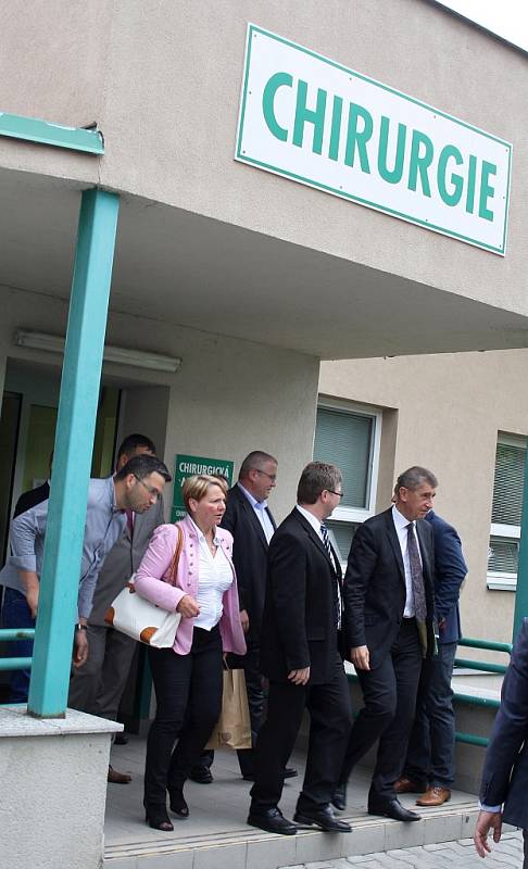 Ministr financí Andrej Babiš navštívil žateckou nemocnici