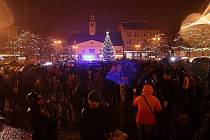 Rozsvícení vánočního stromu s kulturním programem v Lounech. Archivní foto.