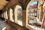 Rekonstrukce bývalého kláštera v Žatci by měla letos skončit.