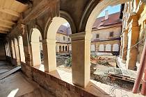 Rekonstrukce bývalého kláštera v Žatci by měla letos skončit.