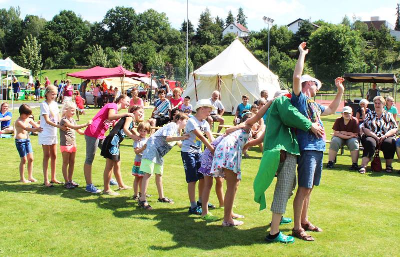 V Žatci na sportovišti u koupaliště lidé oslavovali řeku Ohři.