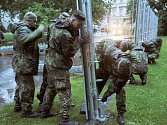 Vojáci ze žatecké posádky pomáhají v Praze při stavbě protipovodňových bariér