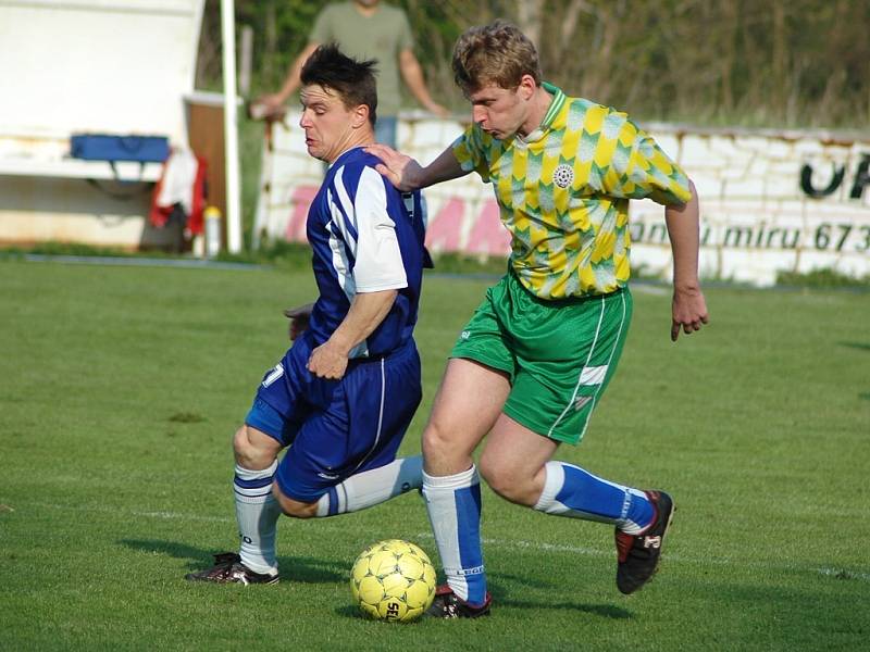 Utkání Slavoje Žatec B a SK Černovice (v modrém) 27. dubna 2008.