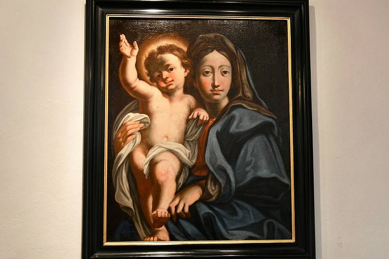 Novou vánoční výstavu zpřístupnilo v minulých dnech lounské muzeum. Jmenuje se Madona - Maria s Ježíškem.
