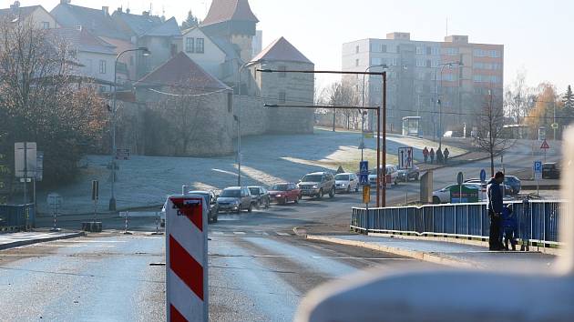 Dopravní omezení na mostě Veslařů v Lounech