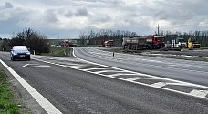 Loni v neděli 7. srpna došlo na konci dálnice D7 u Sulce k tragédii, při které zemřela mladá žena. Nyní se v místě pracuje na pokračování dálnice.
