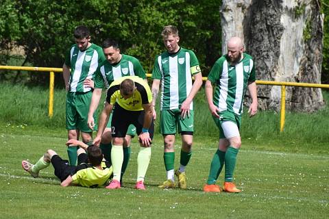 Chlumčany (žlutá) doma porazily Rašovice 5:2.