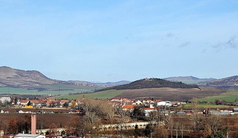 Obec Dobroměřice a kopec Stříbrník, místními zvaný Červeňák, foceno 31. 1. 2013 ze střechy domu na náměstí v Lounech.