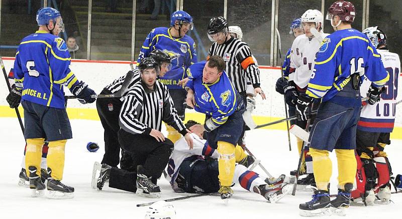 Hokejisté Loun (v bílém) porazili Roudnici 6:5.