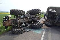 Nehoda traktoru s vlekem u Bitozevsi