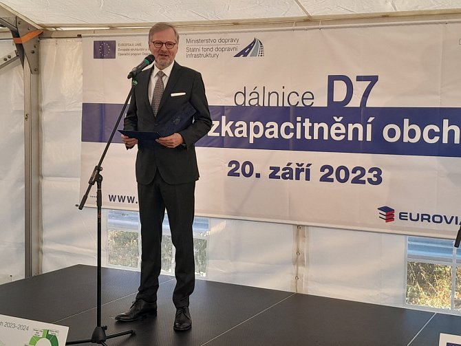 Na otevření části dokončené dálnice D7 u Loun přijel i český premiér Petr Fiala.