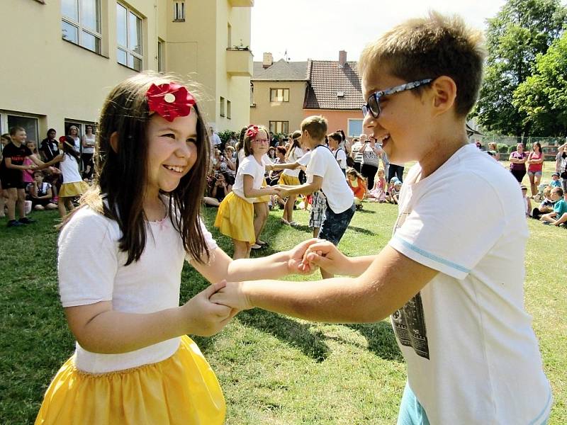 Slavnost v zahradě družiny ve škole Petra Bezruče v Žatci 