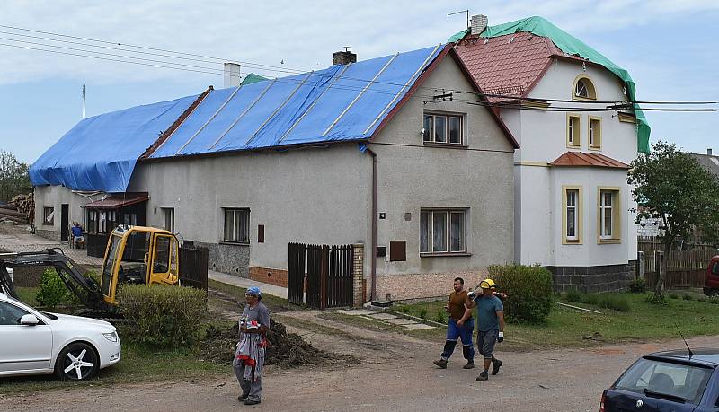 Stebno. Čtyři dny po ničivé bouři. Poničené střechy domů jsou provizorně zakryté plachtami, ve vesnici se dokončuje úklid. Teď se začne opravovat.