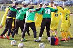 FK Litoměřicko B (v modrém) - FK Slavoj Žatec (žlutí) 4:5 po penaltovém rozstřelu.