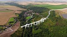 Vizualizace ukazuje, jak bude téměř čtyři sta metrů dlouhý most přes údolí potoka Hutná u Žiželic vypadat