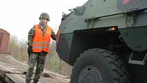 Nakládání obrněných vozů Pandur na vojenské vlečce v Podbořanech