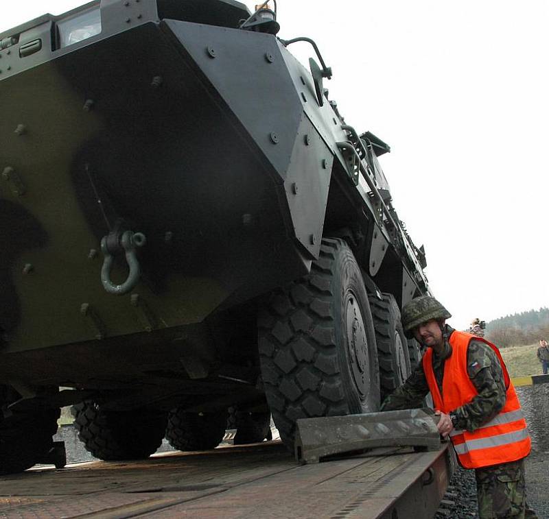 Nakládání obrněných vozů Pandur na vojenské vlečce v Podbořanech