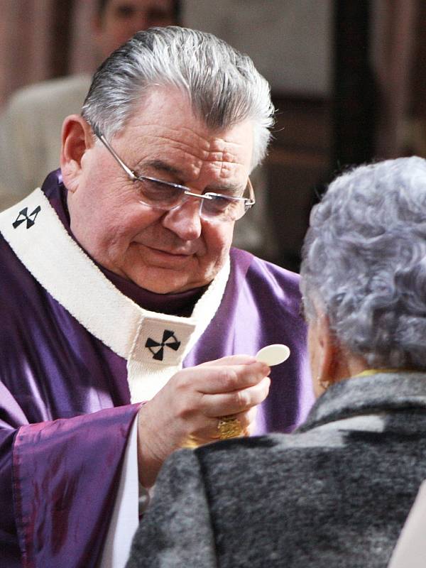 Kardinál Dominik Duka, nejvyšší představitel římskokatolické církve v ČR, navštívil Opočno na Lounsku, kde sloužil nedělní mši