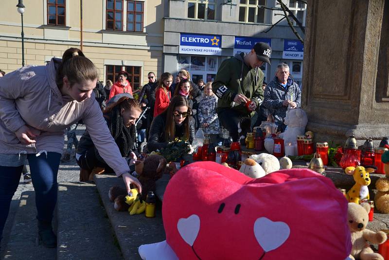 Stovky lidí dorazily v neděli 24. února 2019 po poledni na lounské Mírové náměstí rozloučit se s tříletým Marečkem, který na následky týrání zemřel 16. února.