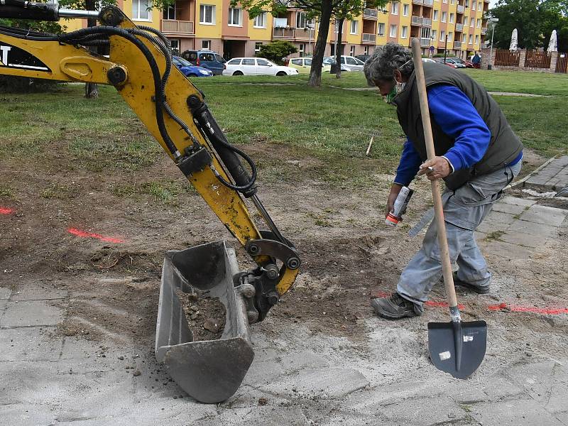 Přeložkou vedení elektrické energie začala v Žatci výstavba nového parkoviště na sídlišti Jih. Vyroste na místě bývalého hřiště před restaurací Cihelna. Nabídne čtyřicítku parkovacích míst, kterých je nyní v této lokalitě nedostatek. Hotové by mělo být na