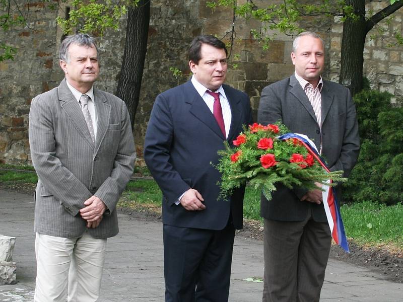 Jiří Paroubek (uprostřed) v doprovodu Jana Čermáka (vlevo), místostarosty Loun.