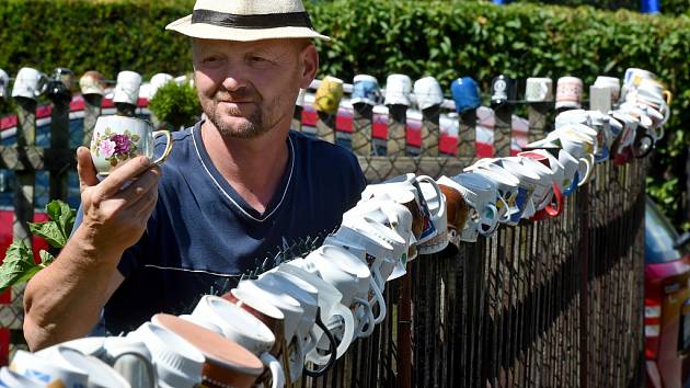 Rodina z Chudeřína sbírá hrnky, na plotě jich má stovky - Žatecký a lounský  deník