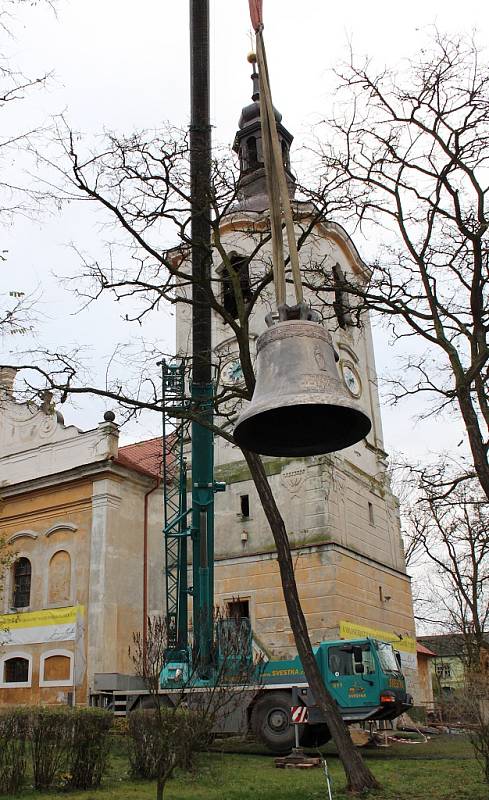 Kostel v Liběšicích má nový zvon. Do věže ho vyzvedl jeřáb 