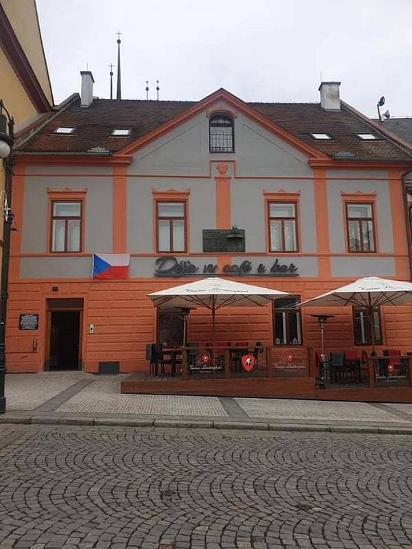 Policisté před Dejavu cafe bar na Mírovém náměstí v Lounech.