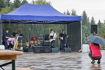 Taneční zábavu na podbořanském koupališti poznamenal déšť. Pátek 26. srpna 2022