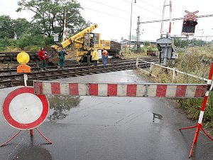 Oprava železničního přejezdu na trase ze Žatce do Staňkovic na archivním snímku z roku 2008.