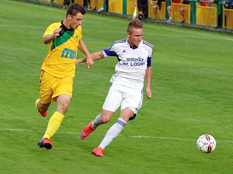 Fotbalové derby Žatec - Louny: domácí Žatec ve žlutém, Louny v bílém.