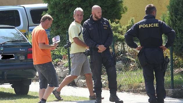 Po sedmi letech od zmizení Jany Paurové ze Slavětína pátrají policisté opět v jejím domě a okolí. Akci je přítomen také manžel Pavel Paur (v oranžovém tričku).