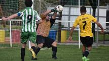 Fotbalisté Žiželic (zelenobílá) doma remizovali s Vroutkem 2:2.