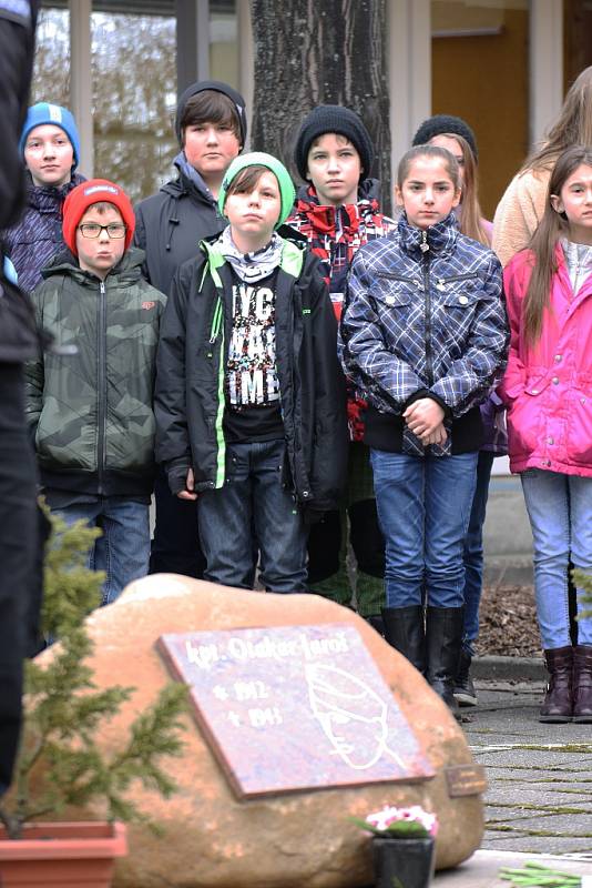 Vzpomínkové setkání na kpt. Otakara Jaroše v lounské základní škole, která nese jeho jméno