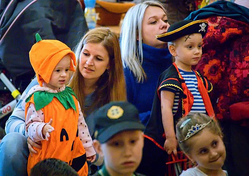 Na karnevalu v Kryrech se děti v maskách dobře bavily.