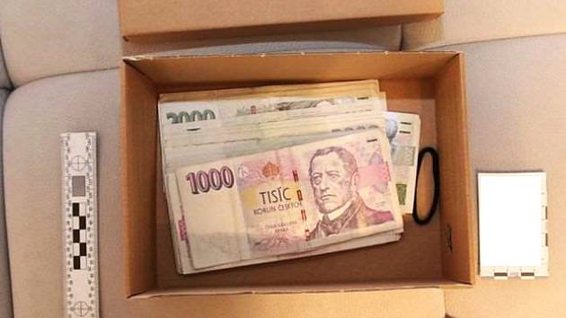 Policisté vyšetřují čtveřici lidí kvůli pojistným podvodům. Při domovních prohlídkách u nich našli více jak 600 tisíc korun a bezmála 200 dolarů v hotovosti.