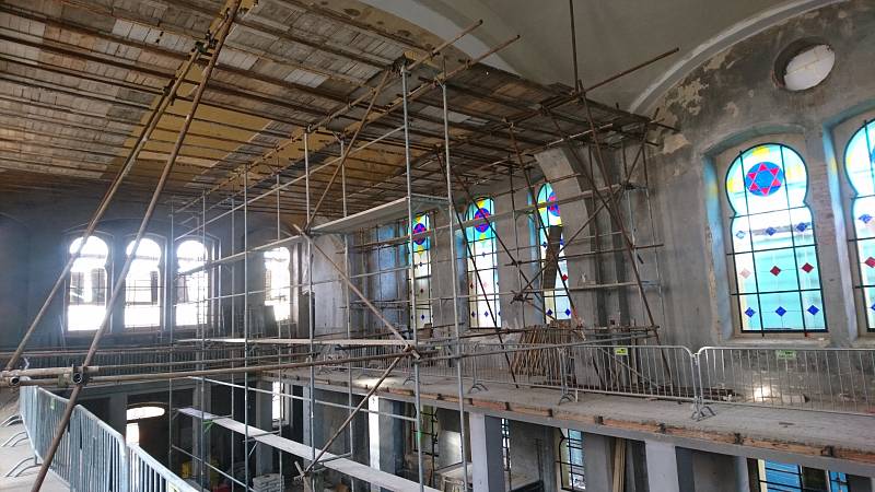 Rekonstrukce synagogy v Žatci pokročila. Už ji zdobí vitráže manželů Kantových z Lubence.