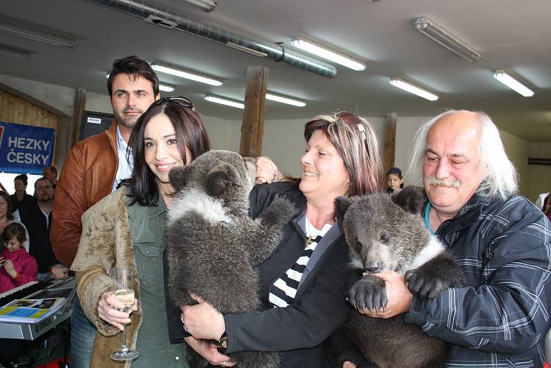 Herci Michaela Kuklová a Miroslav Šimůnek přijeli v roce 2014 do Skupic u Postoloprt, aby tam pokřtili tříměsíční medvíďata chovatele Jaroslava Kani.