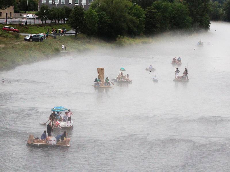 Déšť ani mlha neodradily na dvě desítky netradičních plavidel, aby se vydaly na tradiční žateckou neckyádu.