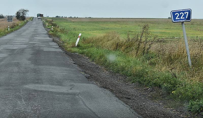 Silnice Žatec - Rakovník u Svojetína je samá díra. Opravovat se má začít příští měsíc.