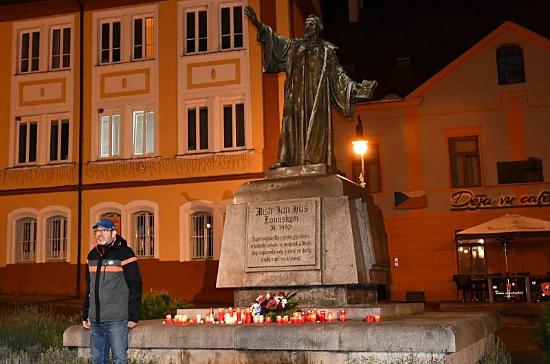 Na Mírovém náměstí v Lounech se ve středu vpodvečer vzpomínalo na události spojené se 17. listopadem 1989.