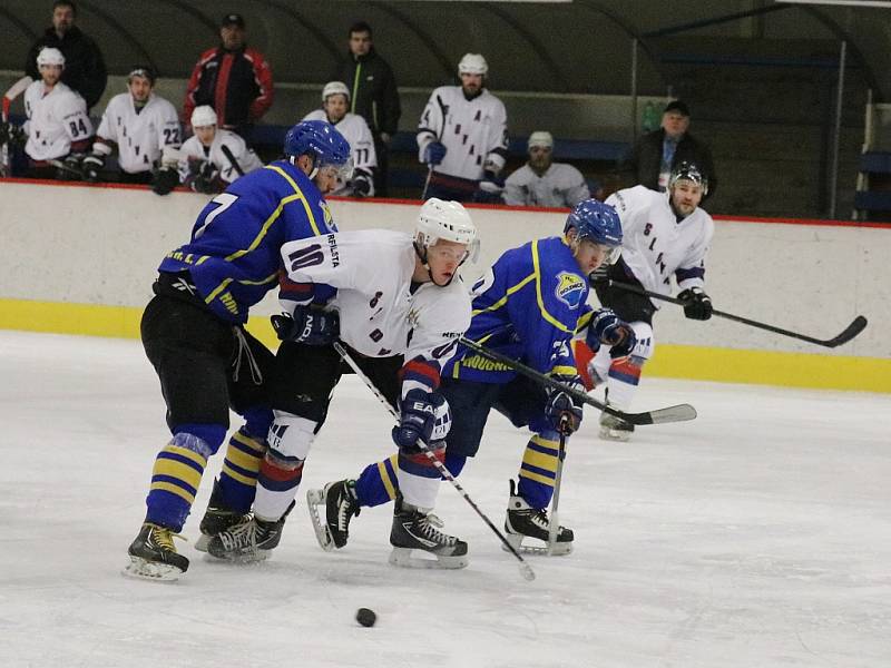 Finálové utkání Slovanu Louny (v bílém) proti Roudnici