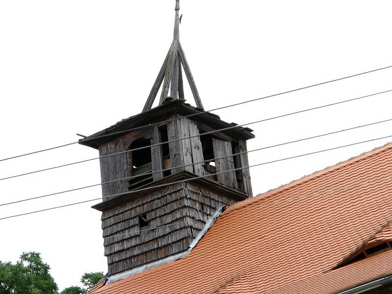 Na rekonstrukci věžičky se při pokládání nové střechy už nenašly peníze