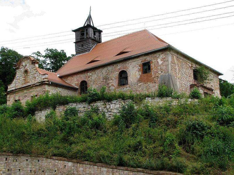 Kostel sv. Bartoloměje v Nečemicích patří mezi ty menší. V minulých letech dostal novou střechu.