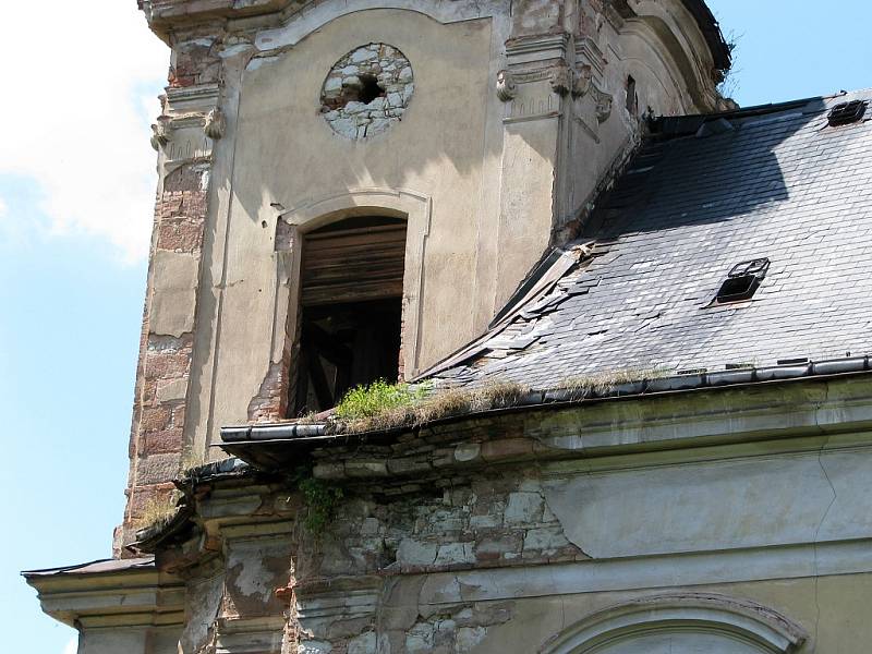 Rozpadající se římsy, po hodinách zbyla jen díra