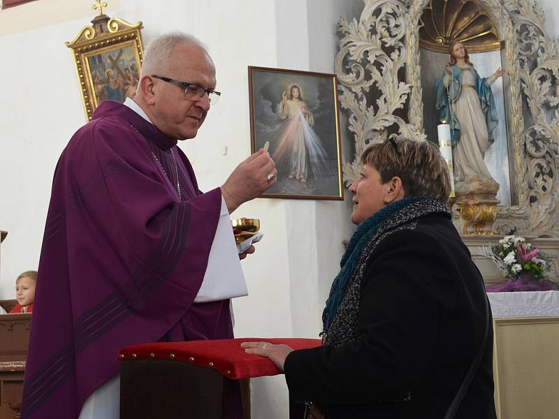 Slavnostní mši ve zrekonstruovaném kostele sv. Václava v Radíčevsi u Žatce sloužil v sobotu biskup Jan Baxant.