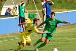 Fotbalisté Slavoje Žatec (ve žlutém) prohráli v pohárovém zápase s Karlovými Vary 2:3. 