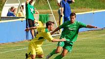 Fotbalisté Slavoje Žatec (ve žlutém) prohráli v pohárovém zápase s Karlovými Vary 2:3. 