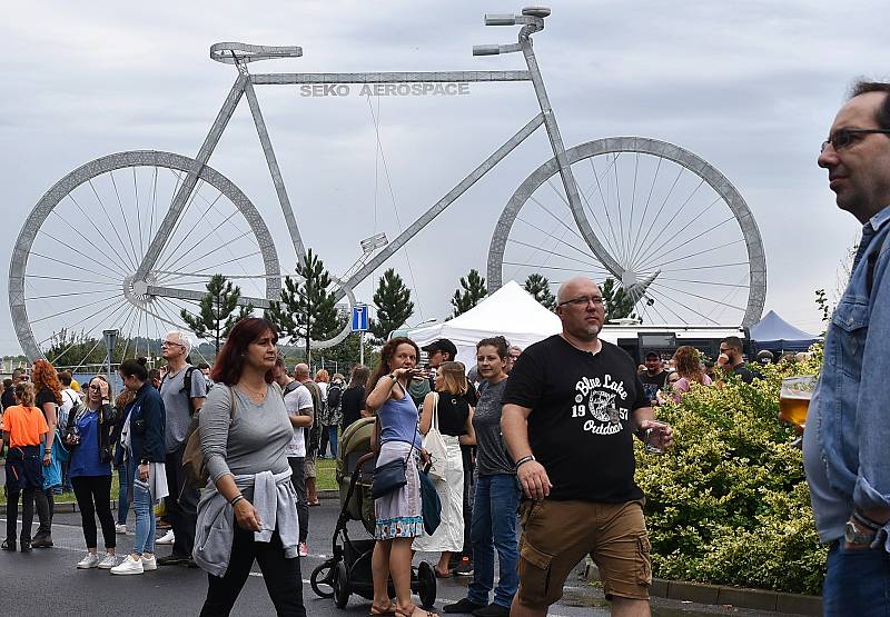 Dobré jídlo a pití přilákaly na festival v lounském pivovaru mnoho lidí.