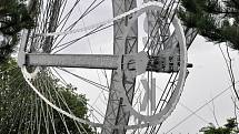 V Lounech mají největší jízdní kolo v Česku. Je 27 metrů dlouhé a 14 metrů vysoké. Unikát si vybral k zahnízdění ptačí pár. Hnízdo si postavil v „rukojeti“ řidítek.